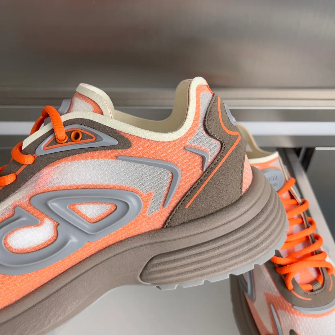[DIOR] P: 560💰 Men's 39-44 (customized at 45.46) Dior Dior B30 series Countdown technology sneakers casual dad shoes This B30 Countdown technology sneaker is a new product in the 2026 spring men's wear series. The sports silhouette combines high-end logos and technological performance, making it unique. Lightweight and comfortable, it's inspired by modern running and crafted from materials like white and gray N30 nylon, a breathable technical fabric with multiple layers of translucence. Decorated with navy blue injection molded rubber panels and a graphic reinterpretation of the CD30 logo to enhance the style. Rubber Dior B30 and CD30 logos on the tongue and backside. The textured-effect sole is made from elastic rubber and foam and features classic details for ideal comfort. Can be matched with sportswear and casual outfits to create a sophisticated look. Exquisite packaging at the delivery counter 🛍📦 ▪️Fabric: original customized technical fabric + mesh ▪️Inner lining: customized breathable lining ▪️Outsole: original molded IP foam + TPU outsole ▪️Insole thickness: 3.5CM